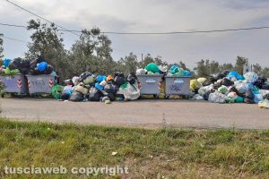 Viterbo - I rifiuti all'isola ecologica di strada Montigliano