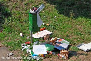 Viterbo - Rifiuti al parco giochi di via Carlo Cattaneo