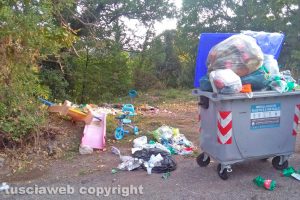 Viterbo - Rifiuti in strada Monte Pizzo