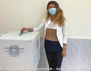 Referendum - L'assessora regionale Alessandra Troncarelli al seggio
