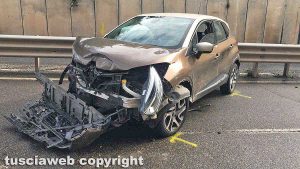Viterbo - Incidente sulla circonvallazione - La Renault Captur distruttuta nello schianto