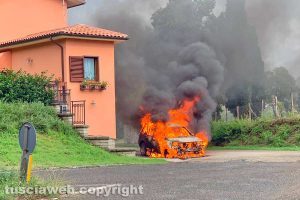 Montefiascone - Auto in fiamme sull'Ombrone