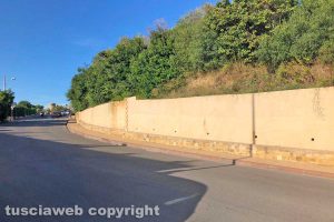 Tarquinia - Il muro di contenimento di via Le Rose