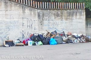 Viterbo - Cumuli di rifiuti nel parcheggio del Pilastro