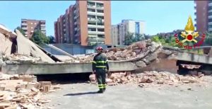 Il solaio della rimessa dei pullman crollato