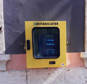Il defibrillatore donato alla comunità di Grotte Santo Stefano