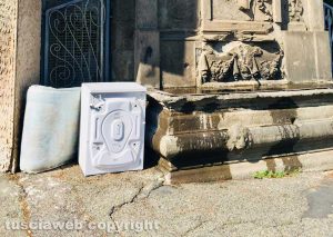 Viterbo - Materasso e lavatrice alla fontana di piazzale Gramsci
