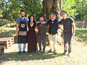 Vallerano - Willem Dafoe con lo staff della Polveriera