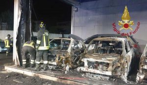 L'intervento dei vigili del fuoco alla concessionaria
