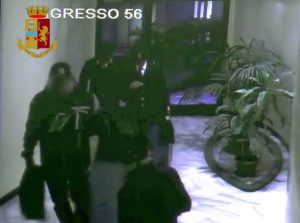La rapina a Milano dei finti poliziotti