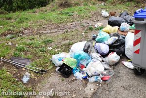 Viterbo - L'isola ecologica in strada Monte Pizzo piena di materiale abbandonato