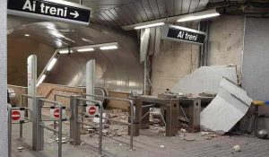 Crollano calcinacci nella stazione della metro di Napoli Salvator Rosa