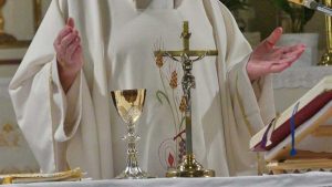 Un sacerdote celebra la messa
