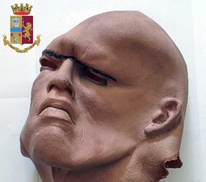 La maschera in lattice usata dal rapinatore