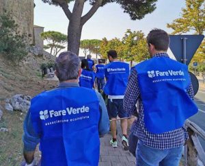 I volontari di Fare verde Tarquinia raccolgono i rifiuti