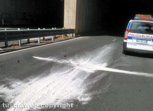 Viterbo - Camion perde latte in polvere sulla tangenziale Almirante - L'intervento della polizia locale