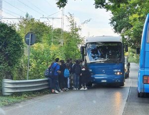 Orte - Studenti affollati alla fermata della Cotral