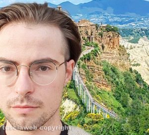 Matteo Angeloni in uno scatto con l'effetto di Civita su Instagram