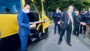 Alberto Cirio all'inaugurazione dello scuolabus