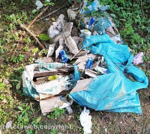 Viterbo - I rifiuti al Parco dei Cimini