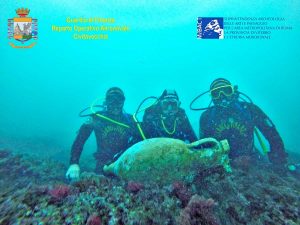 Civitavecchia - Guardia di finanza - L'anfora ritrovata
