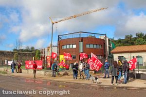 Viterbo - La manifestazione dei comitati di lotta davanti alla sede di Unindustria