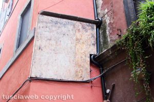 Viterbo - Il dipinto della Trinità in via Saffi