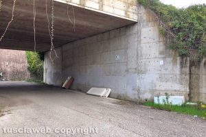 Viterbo - Materasso abbandonato all'uscita di Viterbo sud