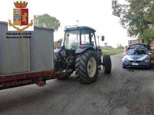 Terni - I controlli della polizia sui mezzi agricoli