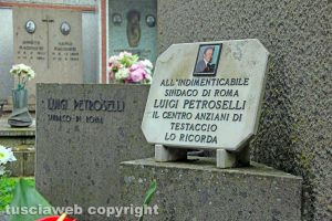 Viterbo - La tomba di Luigi Petroselli