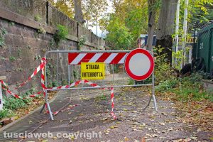 Viterbo - Transennato il muro pericolante davanti alla stazione di porta Romana
