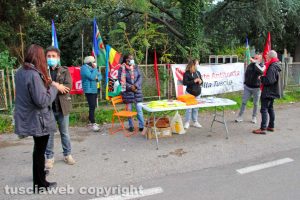 Viterbo - Il presidio della Rete Antitratta in strada Bagni