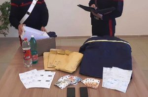 Il pacco contenente le bottiglie d'acqua