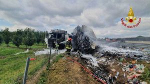 Incidente sull'A1, morto un camionista - L'intervento dei vigili del fuoco