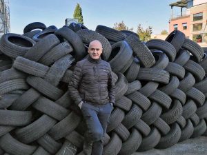 Viterbo - Massimo Marignoli con gli pneumatici da smaltire