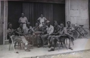 Un’immagine del vecchio bar Putiferio a Viterbo nel 1945 con gli americani appena entrati in città. In piedi di fronte all’ingresso Alberto Atriciani e il “ragazzo” Ugo Cappetti