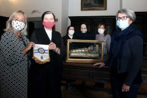 Viterbo - Simona Tartaglia e suor Francesca con uno dei bambinelli seicenteschi custoditi nel Monastero di Santa Rosa