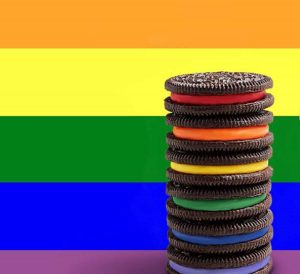 Oreo lancia i biscotti arcobaleno a sostegno della comunità Lgbtq+