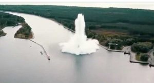 La colonna d'acqua dopo la deflagrazione