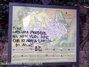 Viterbo - Cartello turistico imbrattato