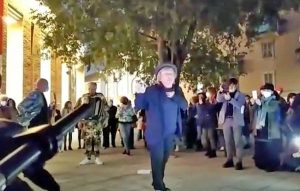 L'attore Paolo Rossi durante le proteste contro la chiusura di cinema e teatri