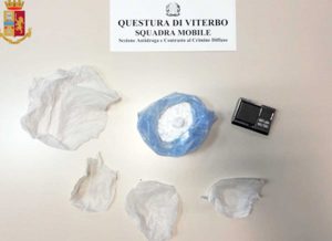 Viterbo - La droga sequestrata dai poliziotti della mobile