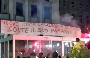 Varese - Lo striscione omofobo contro Casalino