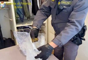 Roma - Guardia di finanza - La droga trovata in casa