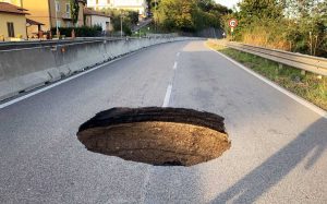 Orte - Voragine sulla superstrada per Terni