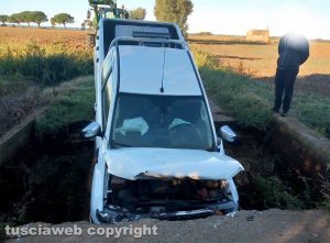 Tarquinia - Finisce col pick-up in una voragine