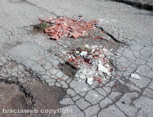 Civita Castellana - Buche otturate coi calcinacci a via delle Industrie