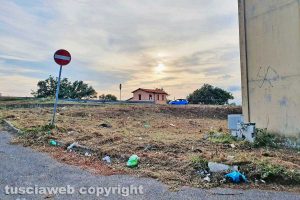 Viterbo - Rifiuti alle porte dell'ospedale di Belcolle