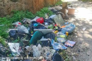 Viterbo - Rifiuti in strada Riello