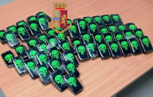 Napoli, 57 tavolette di hashish nascoste in una busta tra le sterpaglie